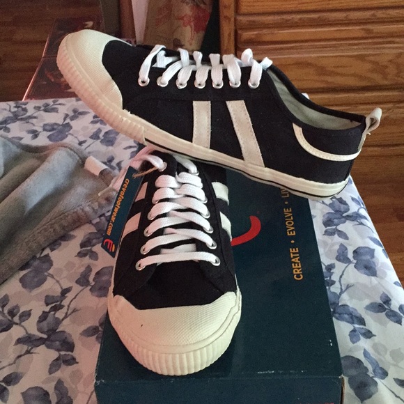 Crevo Other - MENS BRAND NEW SIZE 9 1/2 SNEAKERS